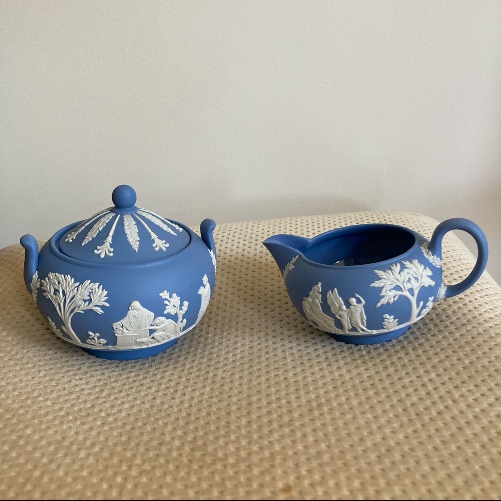 Wedgwood Jasperware White on Royal Blue Creamer and Covered Sugar Bowl - England - Picture 2 of 5